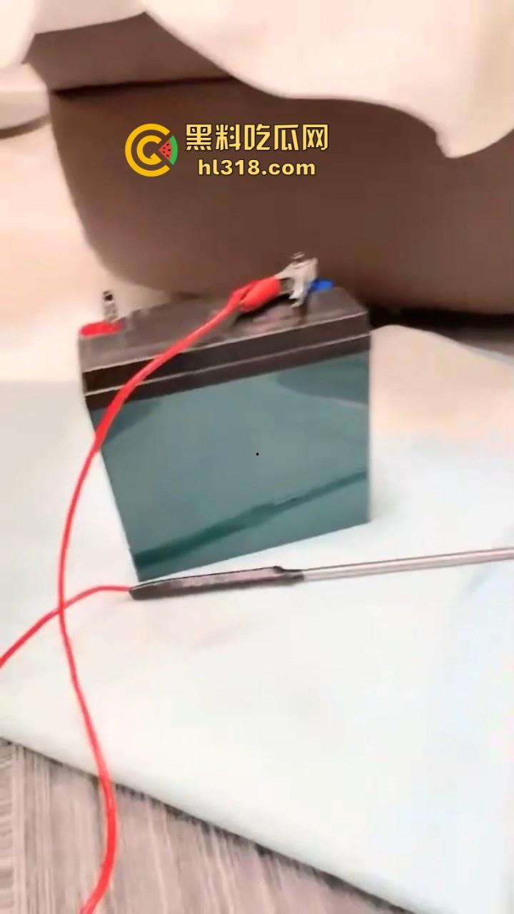 现在SM都发展到这个地步了吗！直接上电击了，把骚母狗的逼都电的缩起来，现场火花四溅刺激无比！