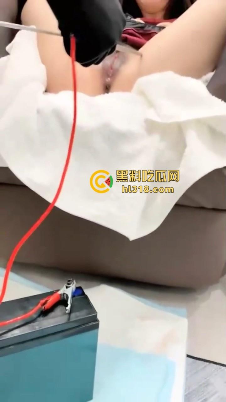 现在SM都发展到这个地步了吗！直接上电击了，把骚母狗的逼都电的缩起来，现场火花四溅刺激无比！