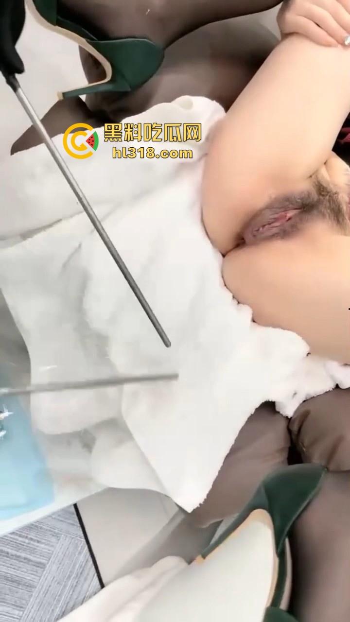 现在SM都发展到这个地步了吗！直接上电击了，把骚母狗的逼都电的缩起来，现场火花四溅刺激无比！