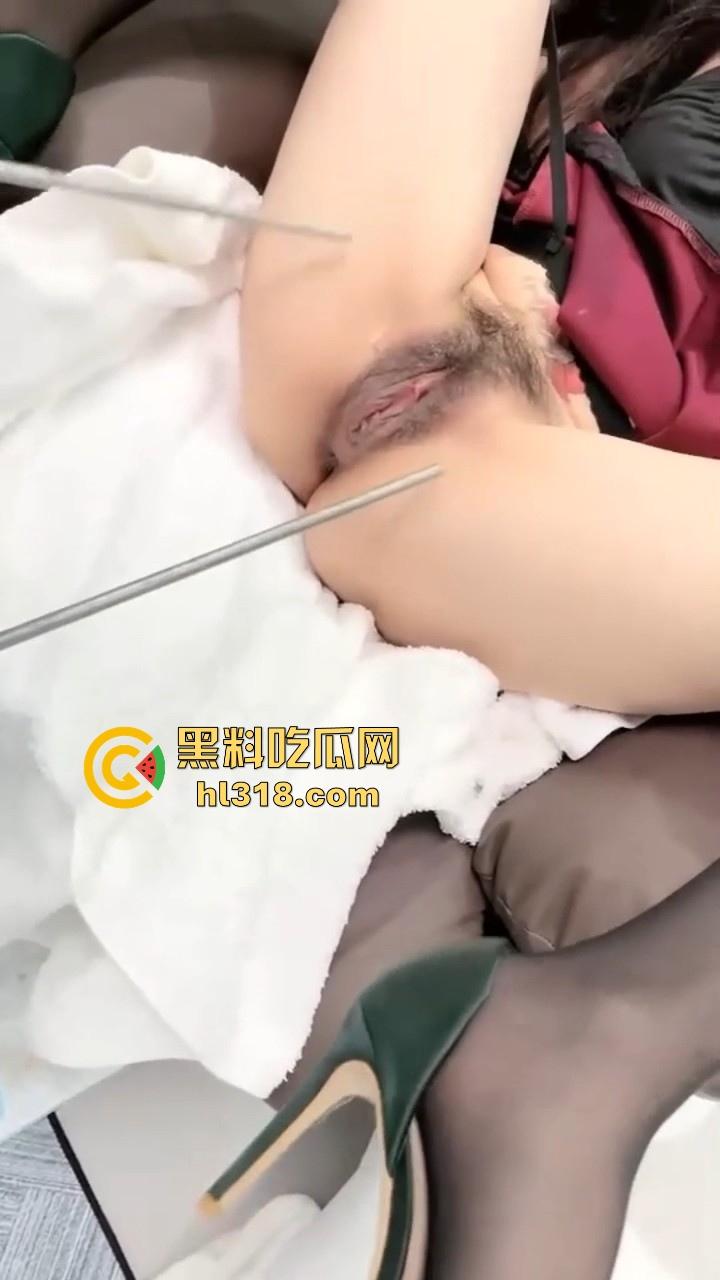 现在SM都发展到这个地步了吗！直接上电击了，把骚母狗的逼都电的缩起来，现场火花四溅刺激无比！