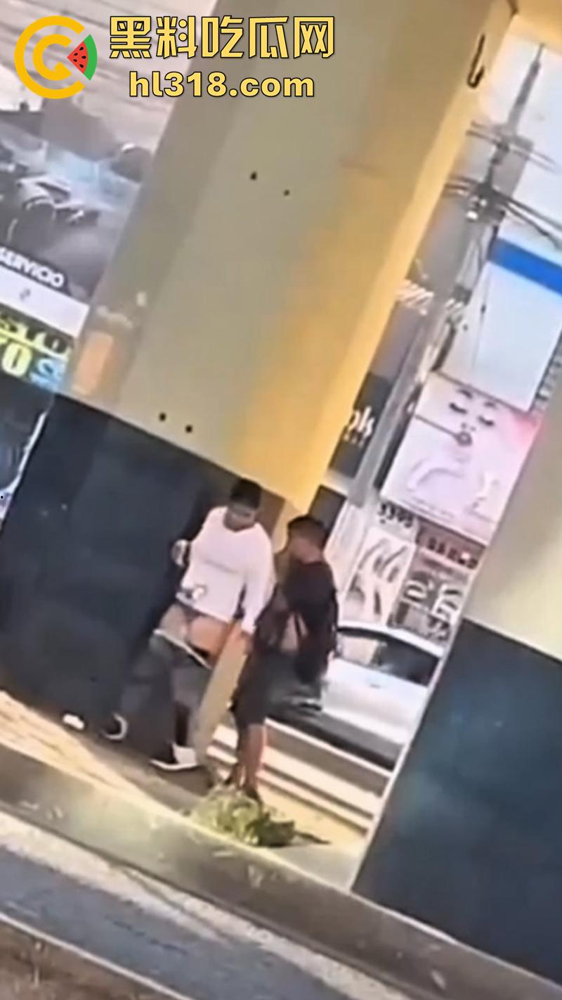 情急起来真的不避人啊!街拍开放男女立交桥下性爱,完全不在乎别人目光,当众后入刺激满满!