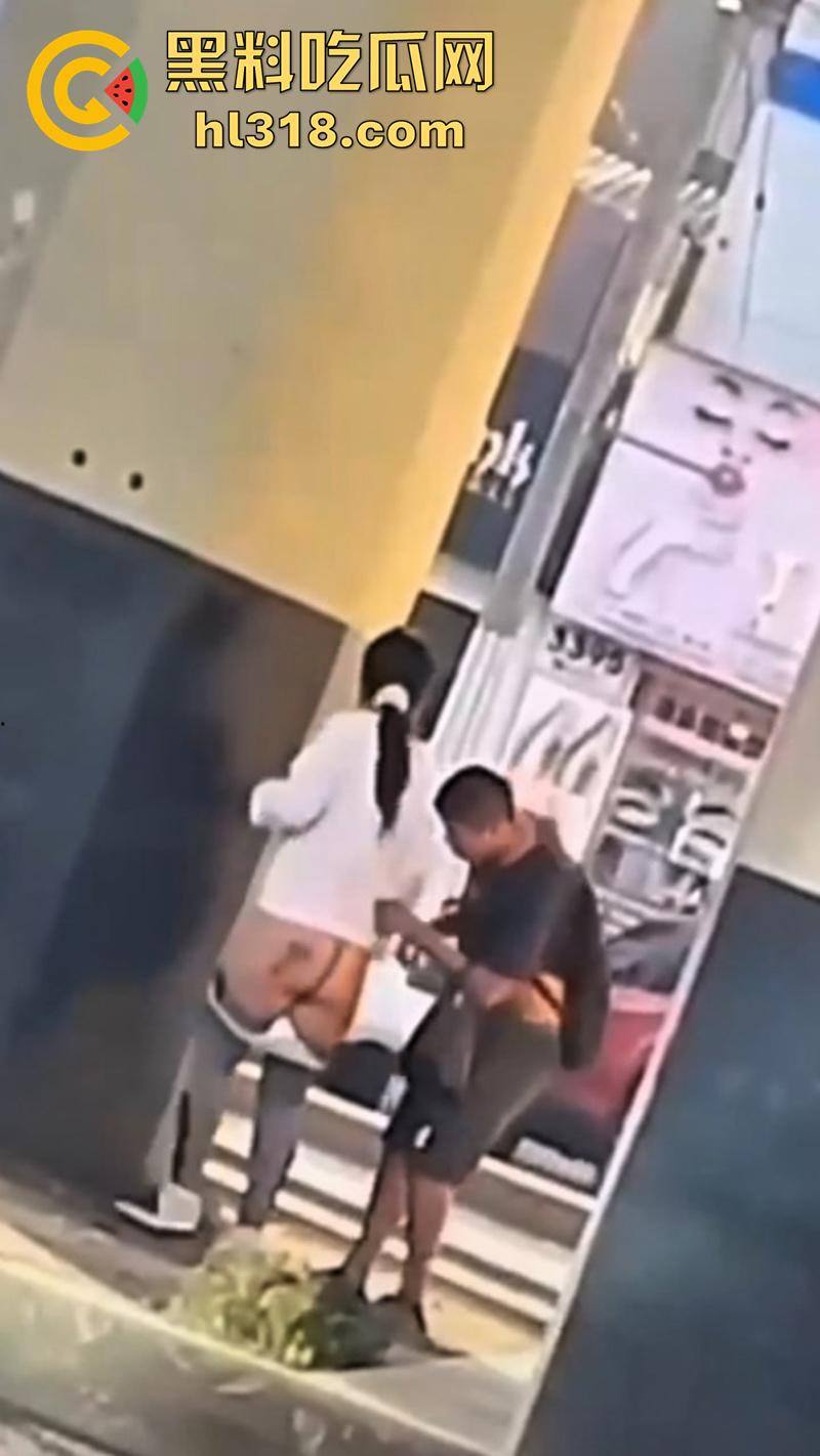 情急起来真的不避人啊!街拍开放男女立交桥下性爱,完全不在乎别人目光,当众后入刺激满满!