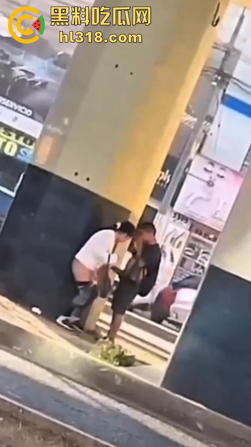 情急起来真的不避人啊!街拍开放男女立交桥下性爱,完全不在乎别人目光,当众后入刺激满满!