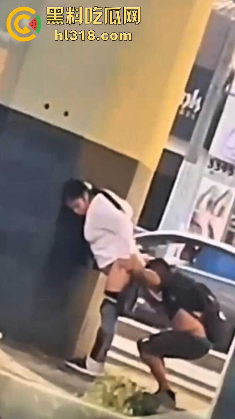 情急起来真的不避人啊!街拍开放男女立交桥下性爱,完全不在乎别人目光,当众后入刺激满满!