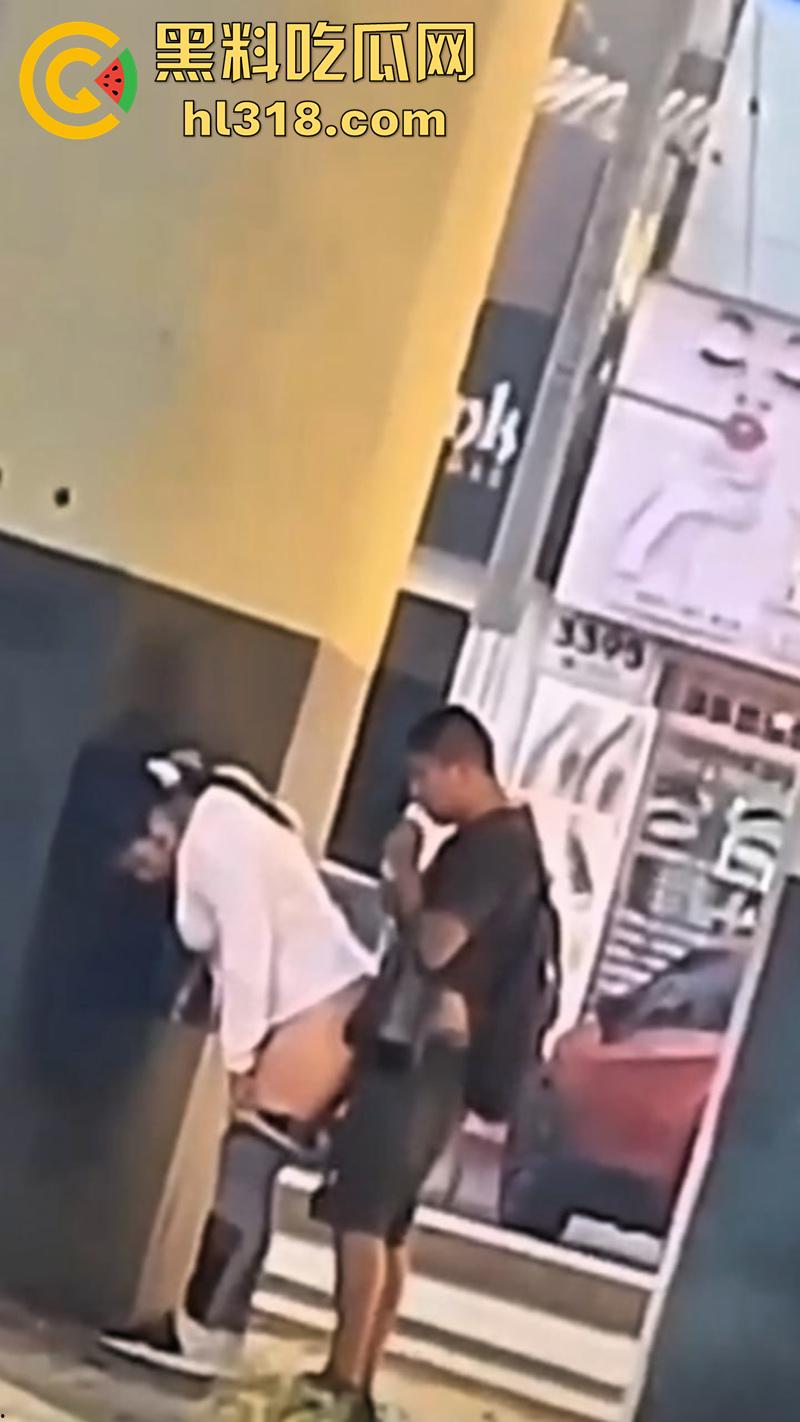 情急起来真的不避人啊!街拍开放男女立交桥下性爱,完全不在乎别人目光,当众后入刺激满满!