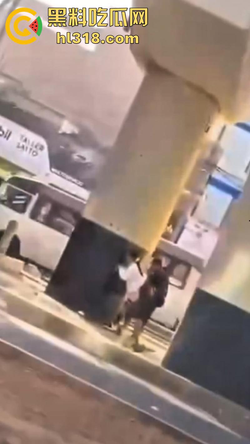 情急起来真的不避人啊！街拍开放男女立交桥下性爱，完全不在乎别人目光，当众后入刺激满满！