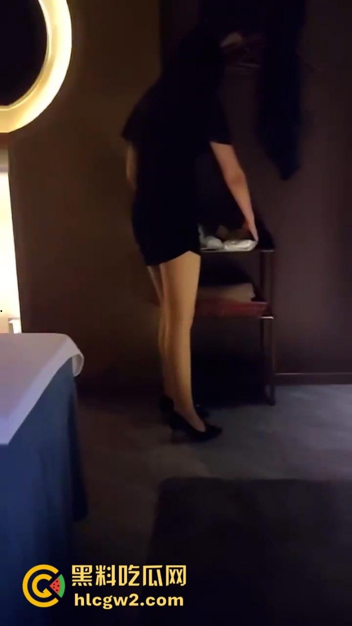 巨乳长腿女技师太迷人 大哥当场展雄峰 肉棒支起小帐篷 压都压不住!