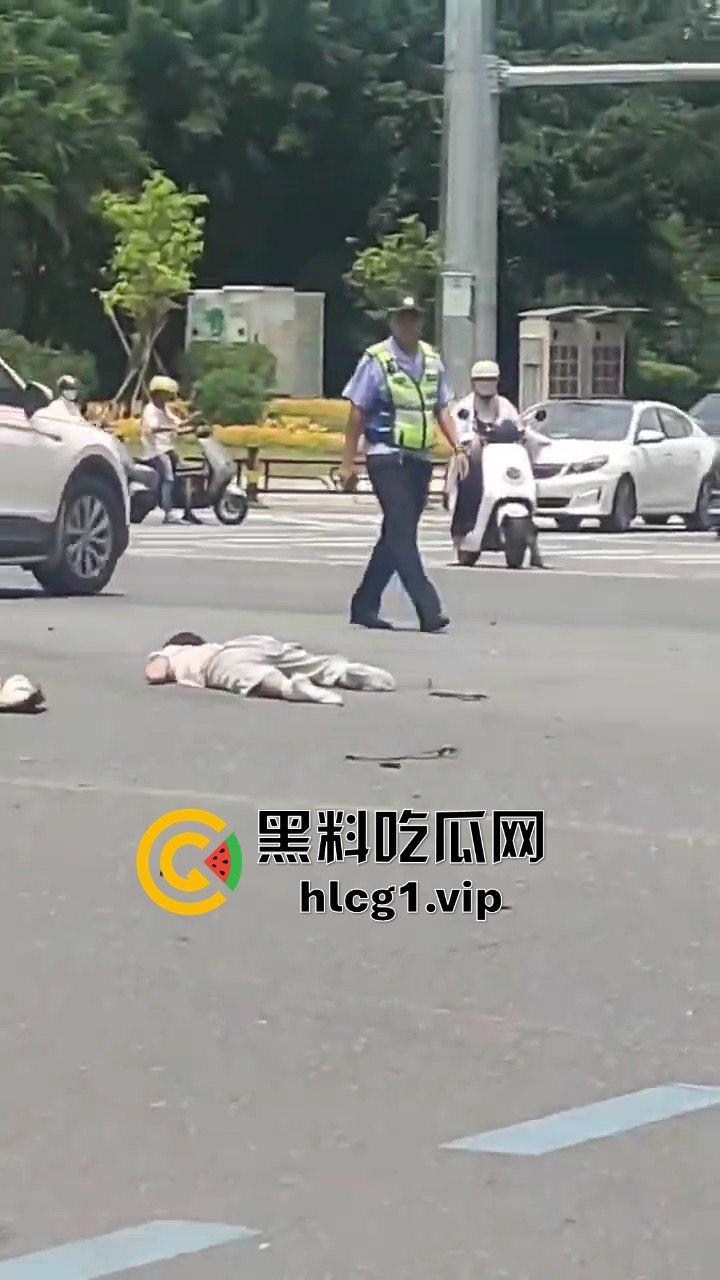 8月21日海南三亚春光路口车祸,两女惨被撞倒在地