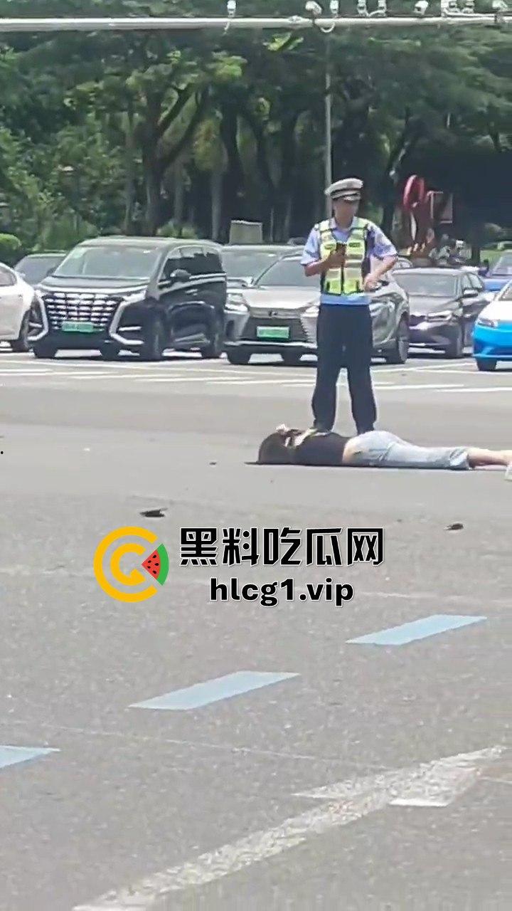 8月21日海南三亚春光路口车祸,两女惨被撞倒在地