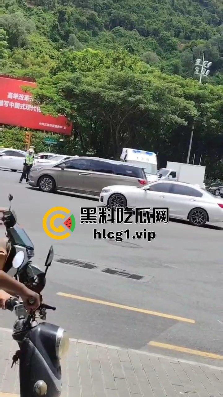 8月21日海南三亚春光路口车祸,两女惨被撞倒在地