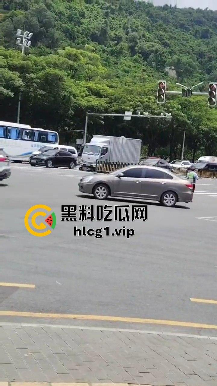 8月21日海南三亚春光路口车祸,两女惨被撞倒在地