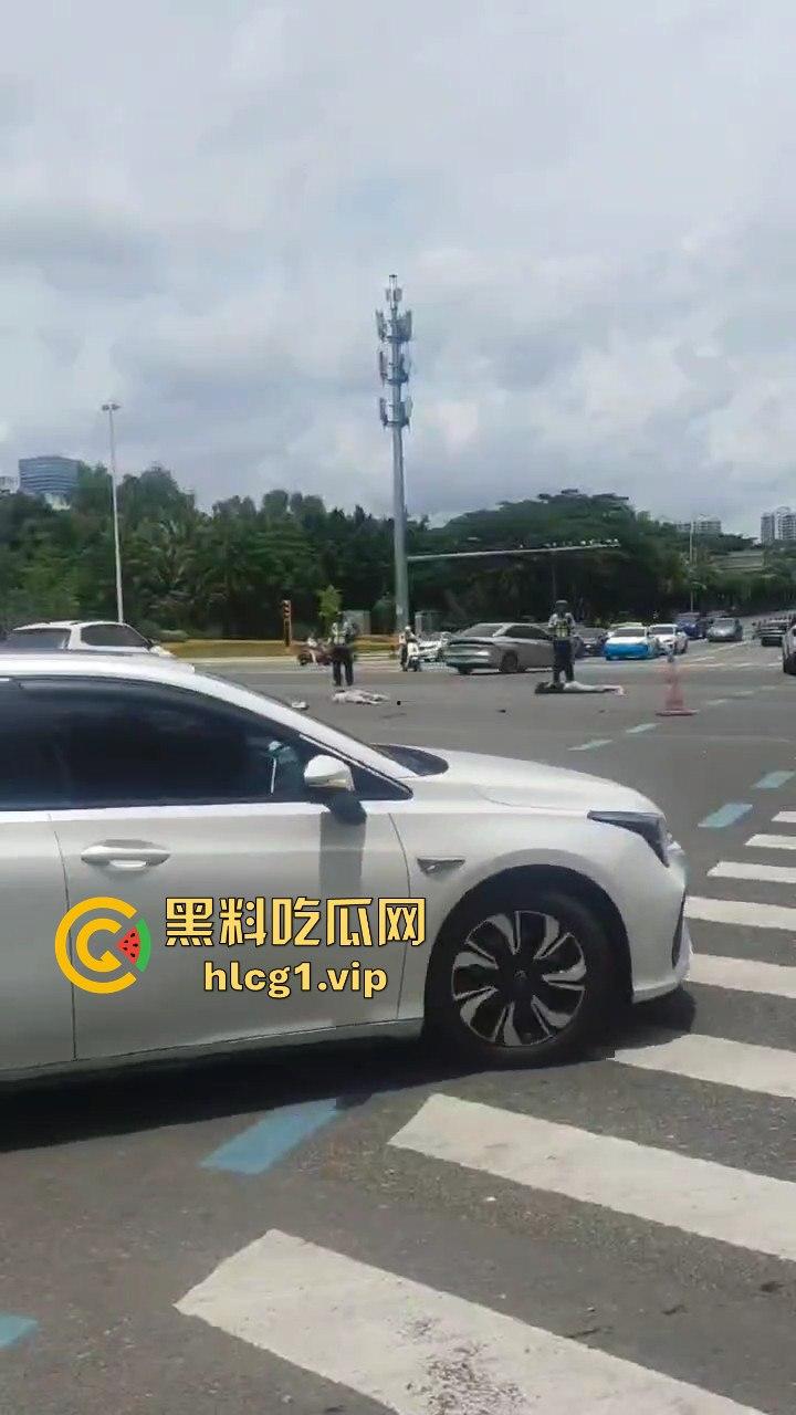 8月21日海南三亚春光路口车祸,两女惨被撞倒在地