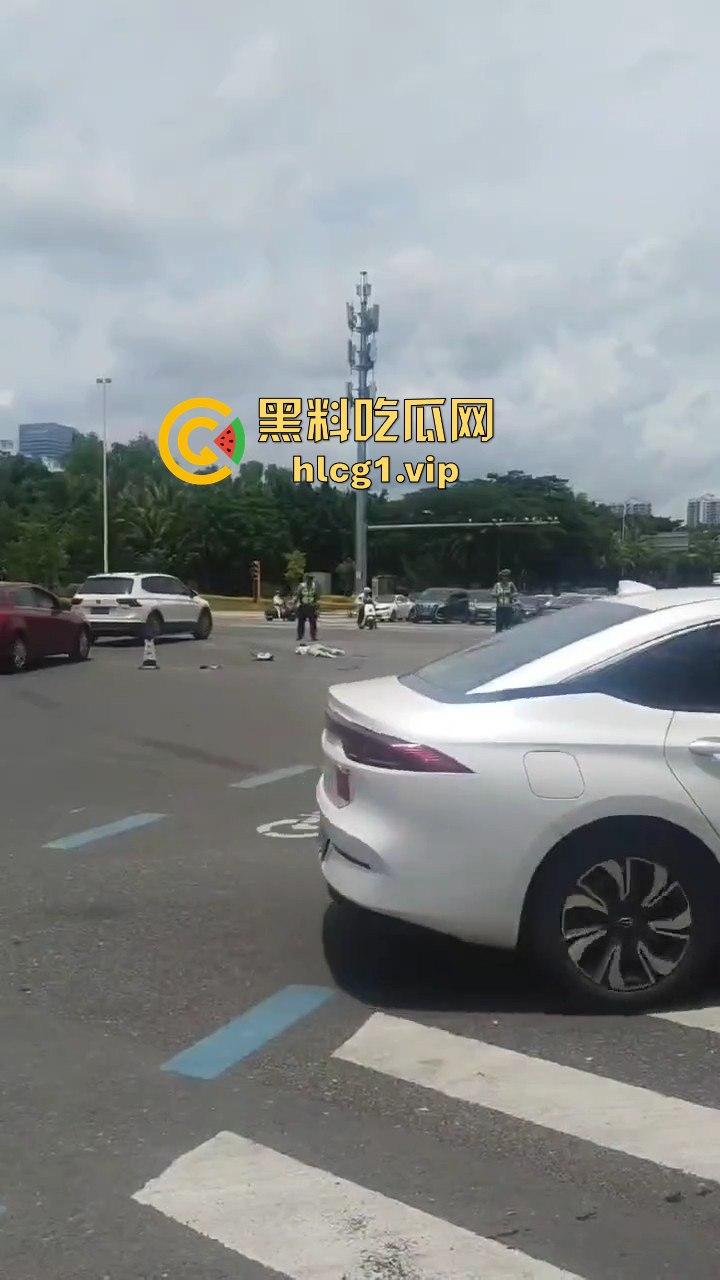 8月21日海南三亚春光路口车祸,两女惨被撞倒在地