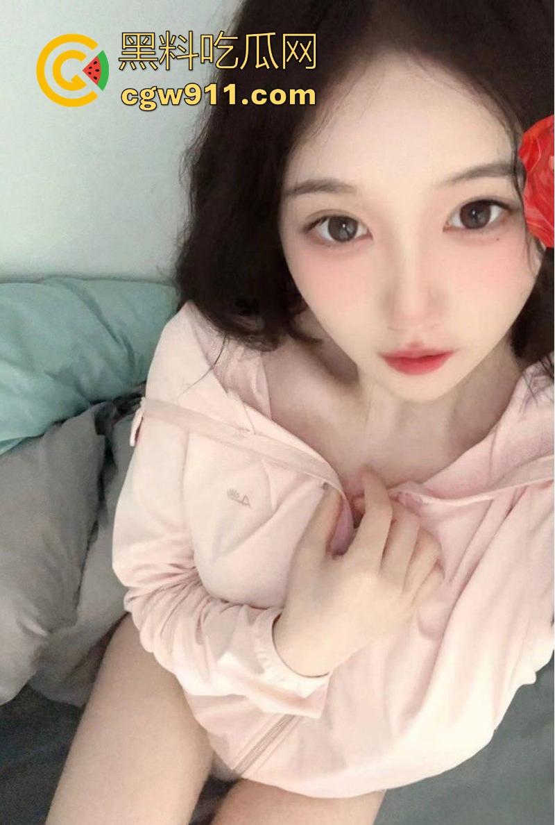 soul约炮极品反差少女【廖佩娜】肤白如雪极品颜值,白丝美腿玉足挑逗肉棒,露脸口交女上后入猛操!