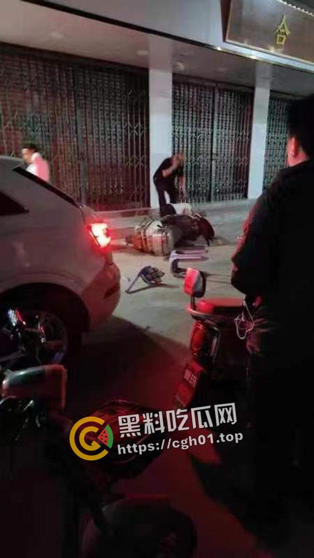 广东汕头野仔夜半吵架被围殴 头打裂开 鲜血跟自来水一样流 现场血腥画面流出