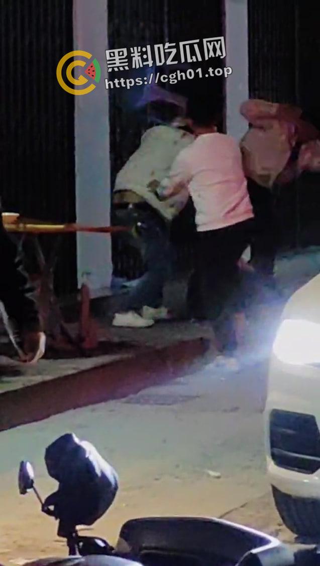 广东汕头野仔夜半吵架被围殴 头打裂开 鲜血跟自来水一样流 现场血腥画面流出