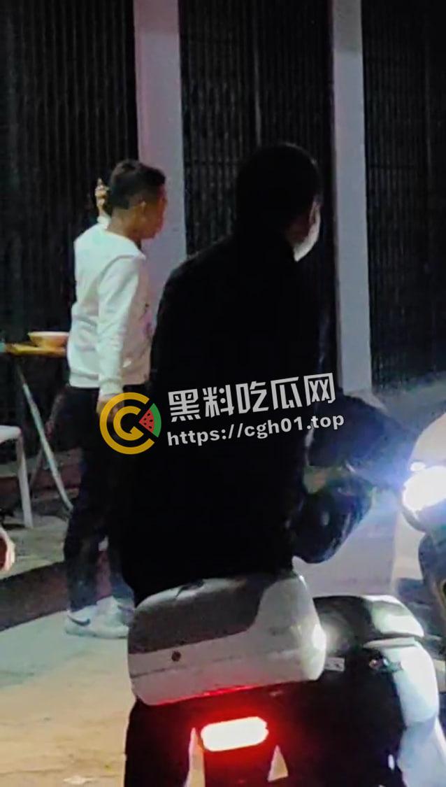 广东汕头野仔夜半吵架被围殴 头打裂开 鲜血跟自来水一样流 现场血腥画面流出