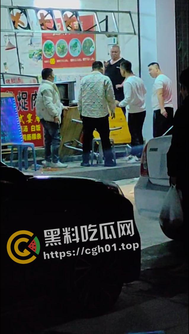 广东汕头野仔夜半吵架被围殴 头打裂开 鲜血跟自来水一样流 现场血腥画面流出