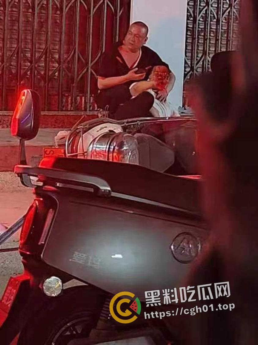 广东汕头野仔夜半吵架被围殴 头打裂开 鲜血跟自来水一样流 现场血腥画面流出