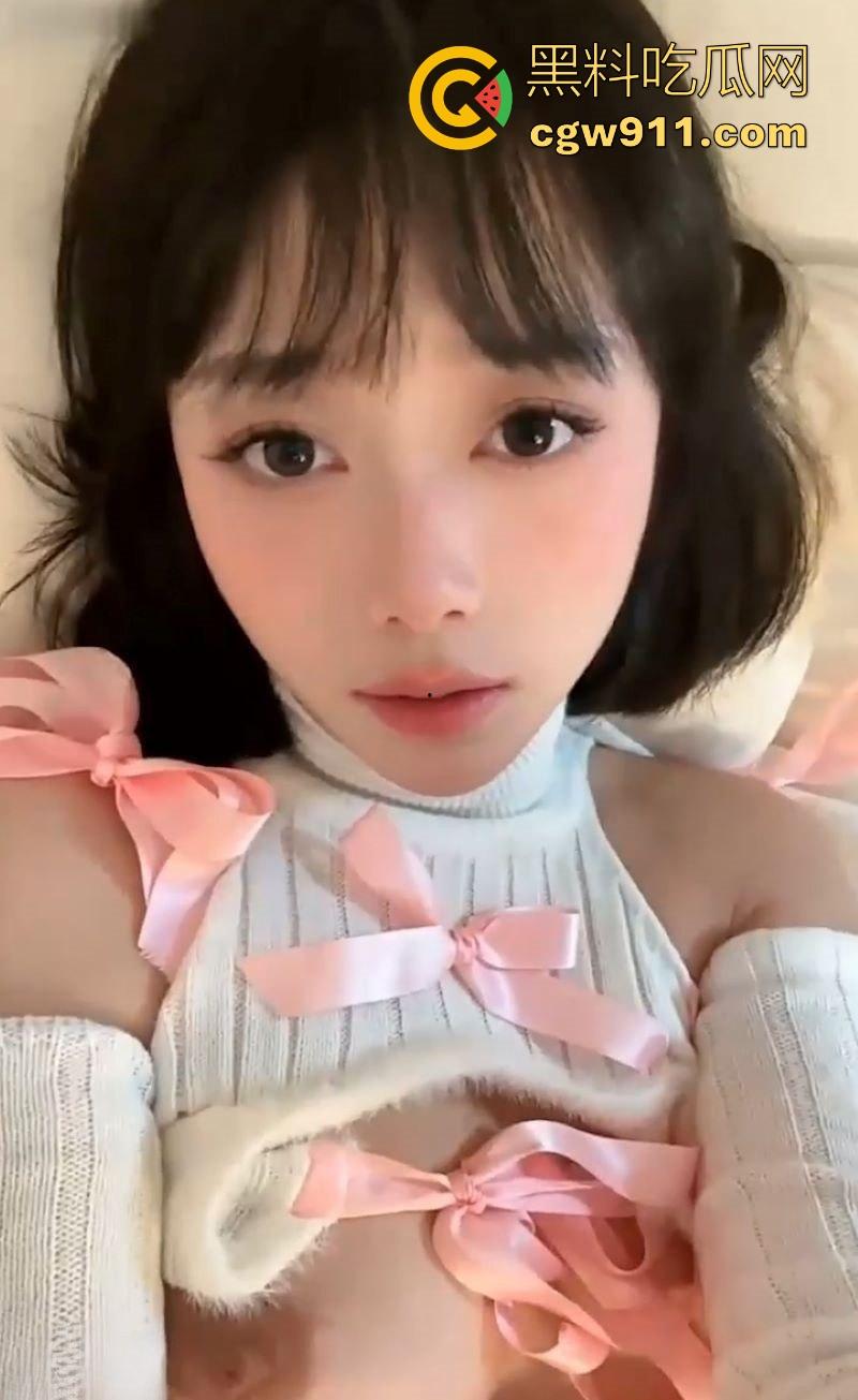 高颜值白虎福利姬【露娜酱】自慰福利视频曝光,美乳挺翘翘臀圆润,对着白虎穴一插到底,蜜汁喷涌简直爱了!