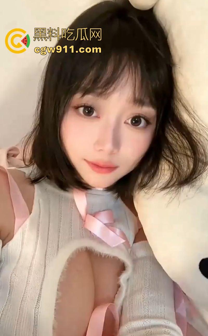 高颜值白虎福利姬【露娜酱】自慰福利视频曝光,美乳挺翘翘臀圆润,对着白虎穴一插到底,蜜汁喷涌简直爱了!