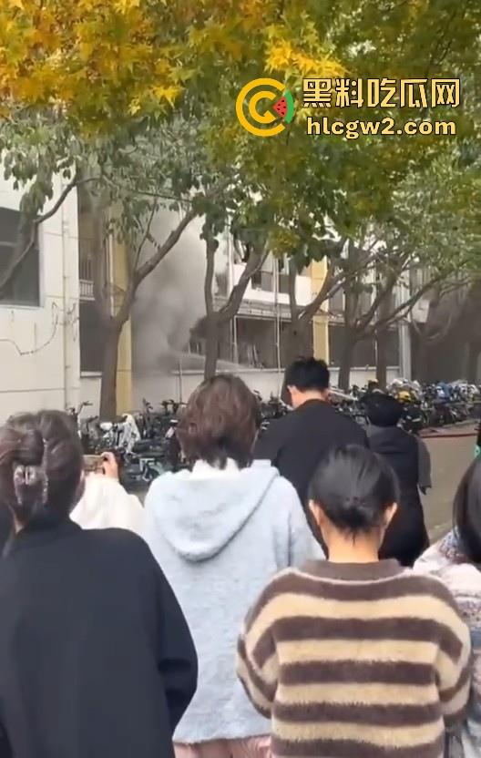 齐鲁大学宿舍楼突发大火!学生被困门口,刷脸闸门不让过,校方回应引热议!
