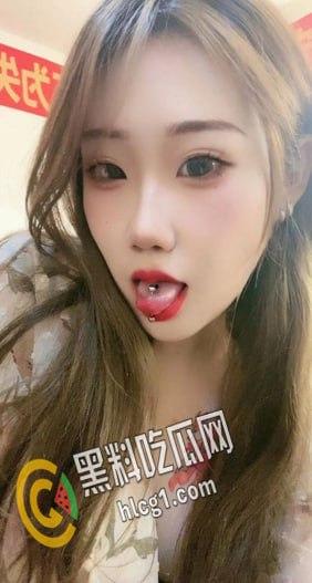 通辽师范学院极品反差婊 喜欢纹身的妹子 在学校时酷酷的 到家就变母狗 这身材一看就很耐操