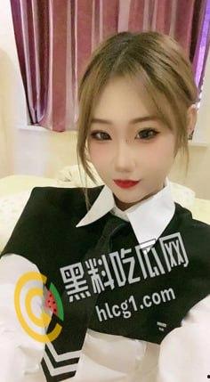 通辽师范学院极品反差婊 喜欢纹身的妹子 在学校时酷酷的 到家就变母狗 这身材一看就很耐操