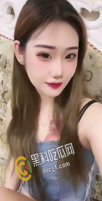 通辽师范学院极品反差婊 喜欢纹身的妹子 在学校时酷酷的 到家就变母狗 这身材一看就很耐操