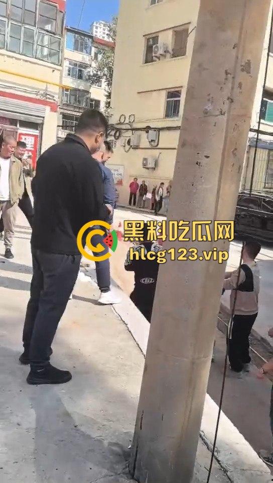 这婚礼花活儿真多!新娘被捆电线杆上,红丝全露出来了,谁教的捆绑束缚?