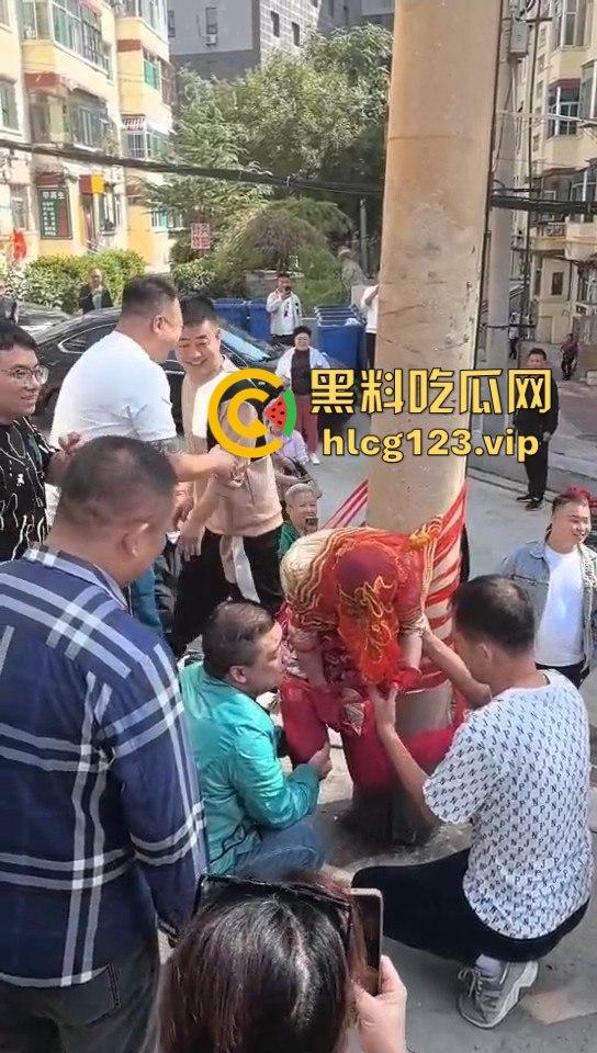 这婚礼花活儿真多!新娘被捆电线杆上,红丝全露出来了,谁教的捆绑束缚?