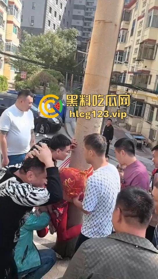 这婚礼花活儿真多!新娘被捆电线杆上,红丝全露出来了,谁教的捆绑束缚?