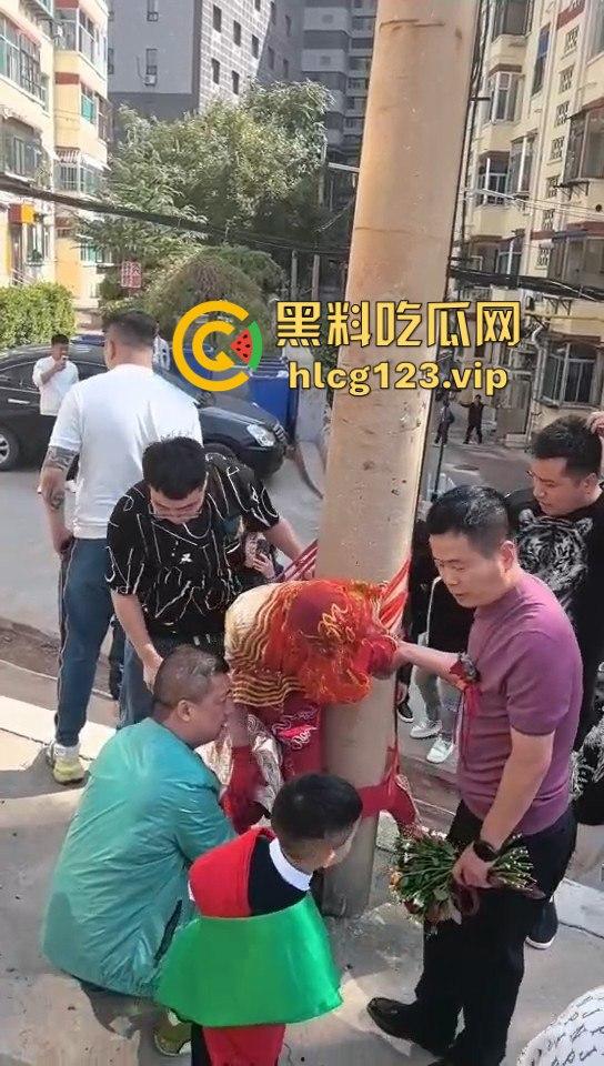 这婚礼花活儿真多!新娘被捆电线杆上,红丝全露出来了,谁教的捆绑束缚?