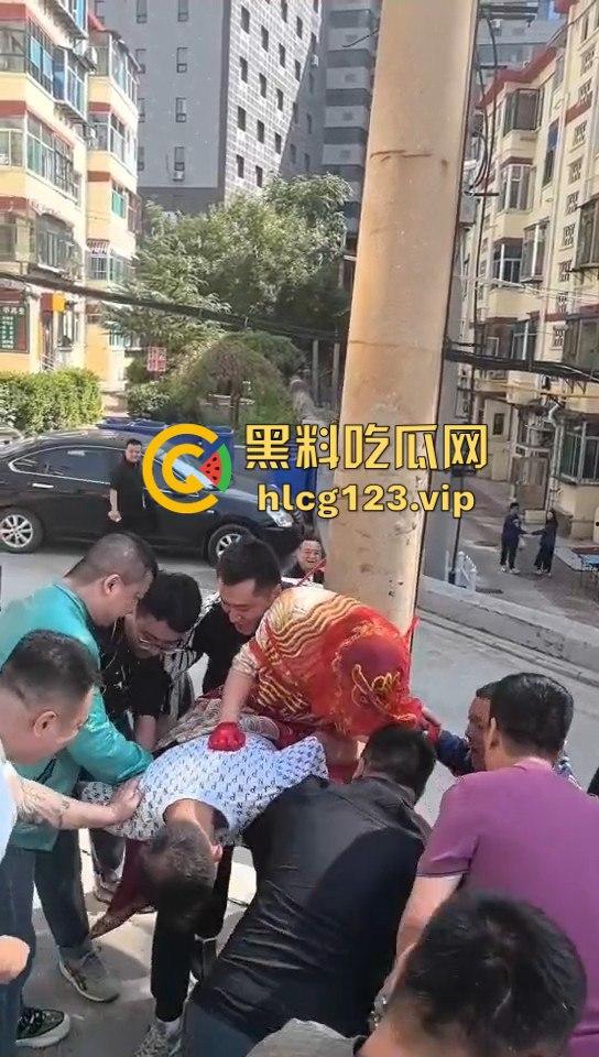 这婚礼花活儿真多!新娘被捆电线杆上,红丝全露出来了,谁教的捆绑束缚?