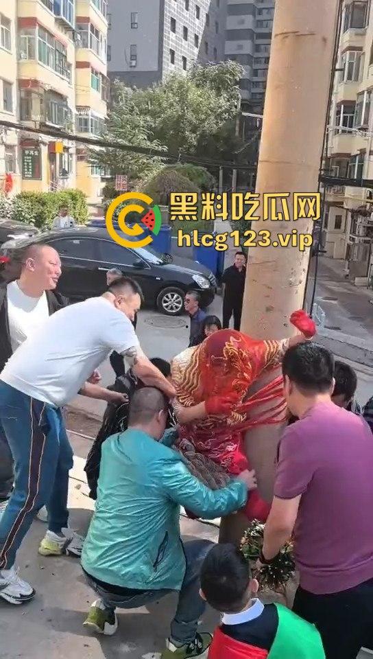 这婚礼花活儿真多!新娘被捆电线杆上,红丝全露出来了,谁教的捆绑束缚?