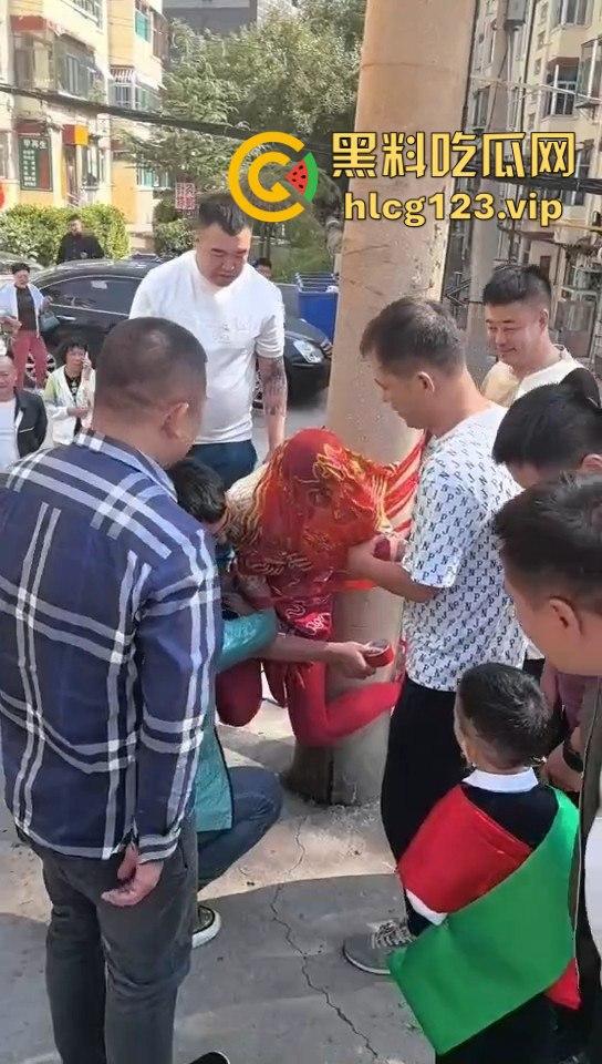 这婚礼花活儿真多!新娘被捆电线杆上,红丝全露出来了,谁教的捆绑束缚?