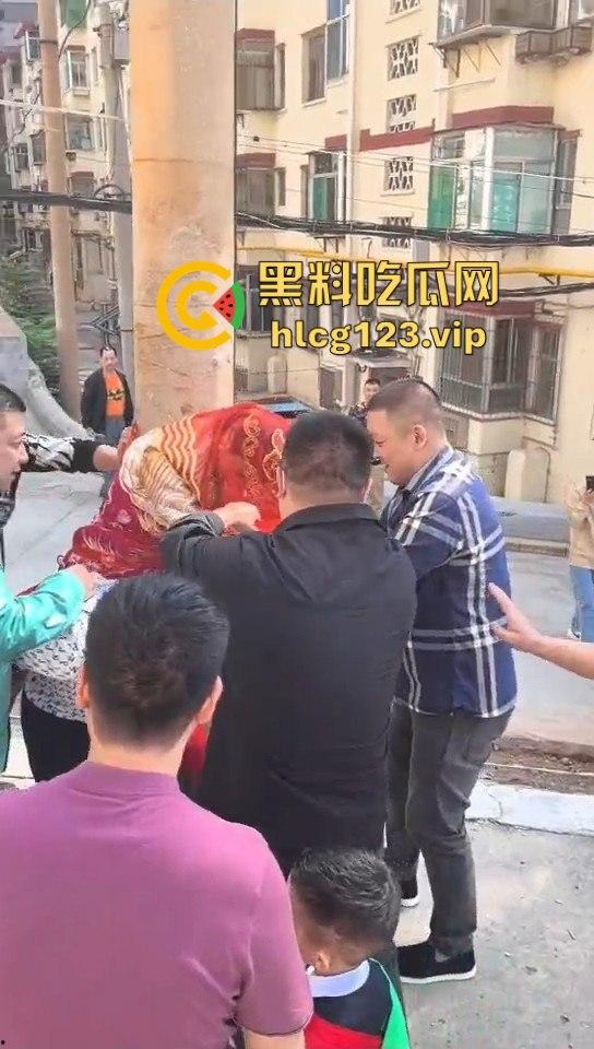 这婚礼花活儿真多!新娘被捆电线杆上,红丝全露出来了,谁教的捆绑束缚?