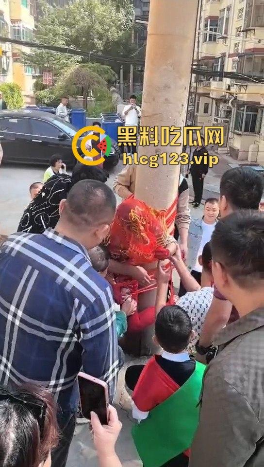 这婚礼花活儿真多!新娘被捆电线杆上,红丝全露出来了,谁教的捆绑束缚?