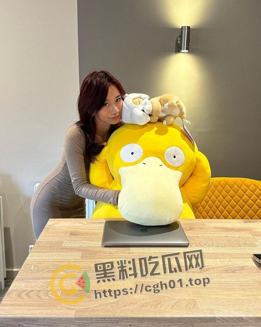 新加坡极品网红 喜欢被颜射的臭母狗 按头深喉到胃 骚鸡就该这么玩