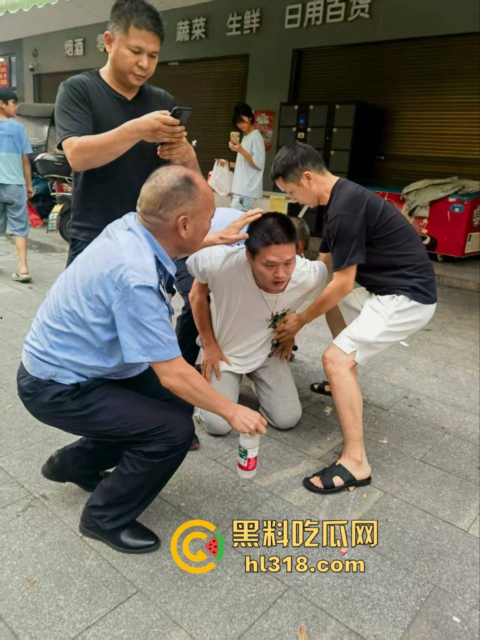 湖南省耒阳发生一起血腥命案,一个报复社会的青年,拿刀随机砍人,以至3人当初死亡,嫌疑犯在逃!