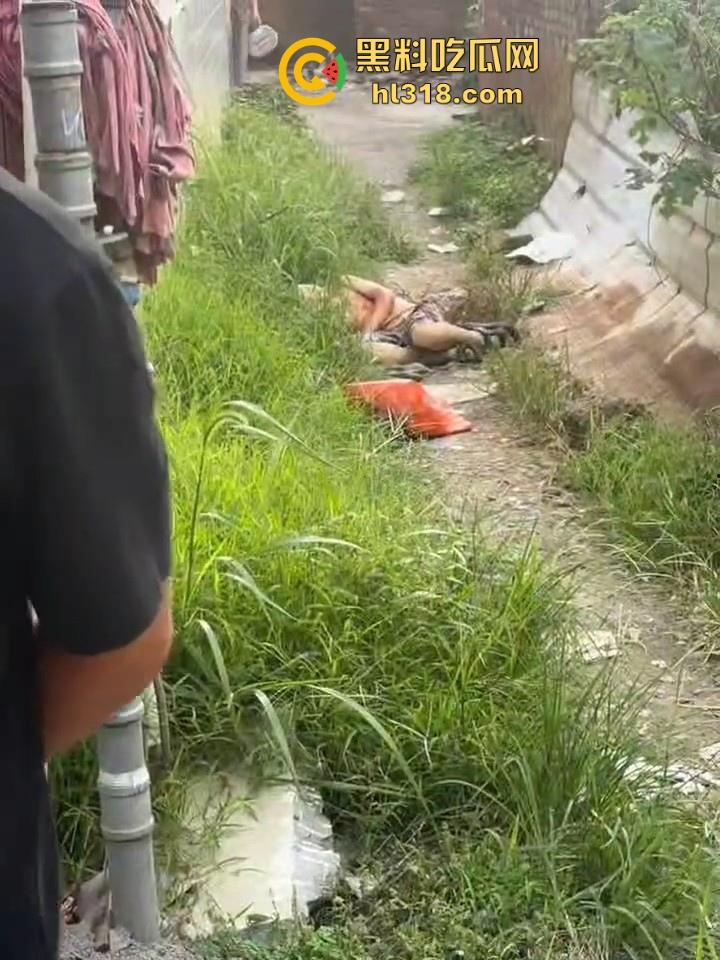 湖南省耒阳发生一起血腥命案,一个报复社会的青年,拿刀随机砍人,以至3人当初死亡,嫌疑犯在逃!