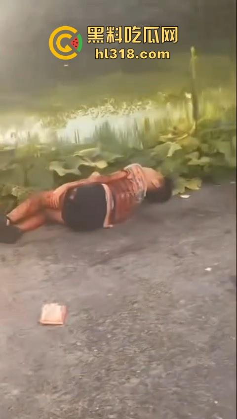 湖南省耒阳发生一起血腥命案,一个报复社会的青年,拿刀随机砍人,以至3人当初死亡,嫌疑犯在逃!