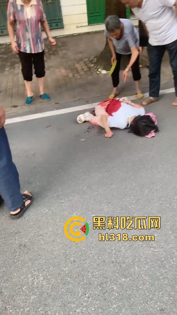 湖南省耒阳发生一起血腥命案,一个报复社会的青年,拿刀随机砍人,以至3人当初死亡,嫌疑犯在逃!