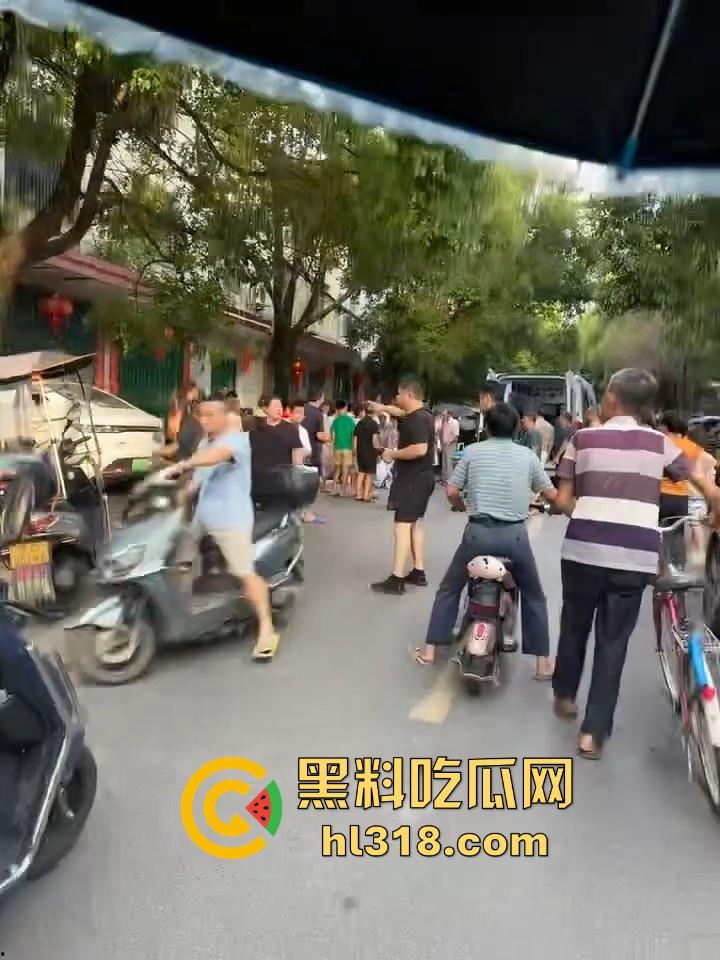 湖南省耒阳发生一起血腥命案,一个报复社会的青年,拿刀随机砍人,以至3人当初死亡,嫌疑犯在逃!