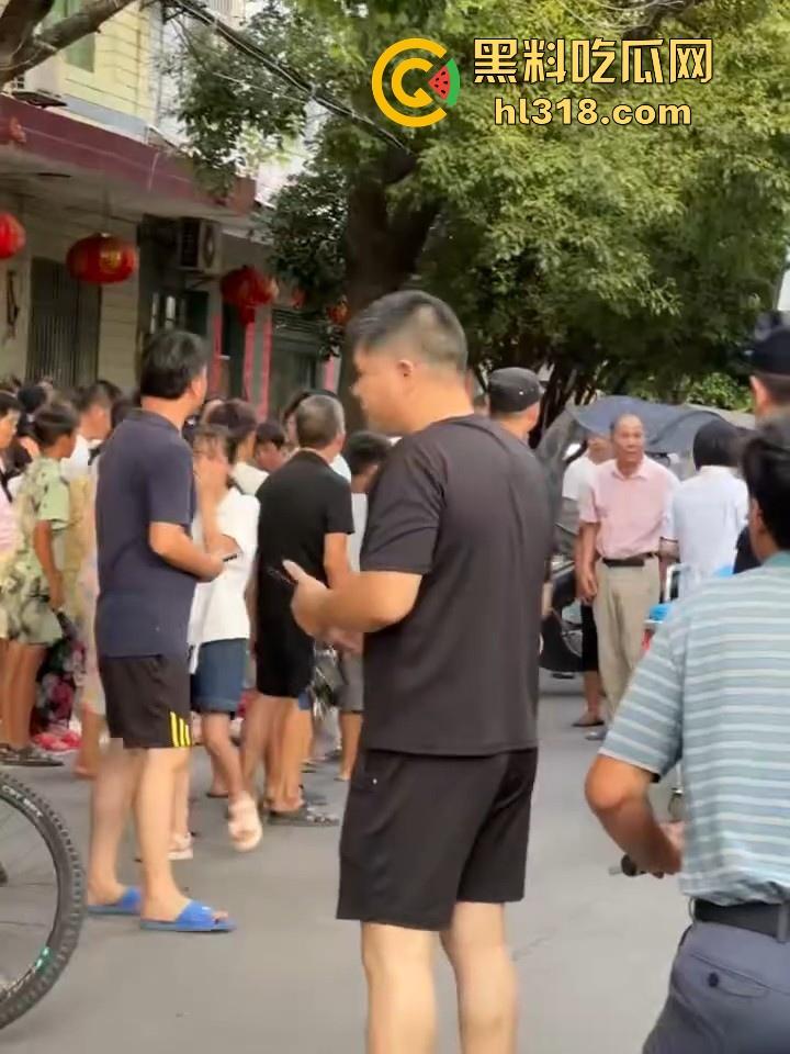 湖南省耒阳发生一起血腥命案,一个报复社会的青年,拿刀随机砍人,以至3人当初死亡,嫌疑犯在逃!