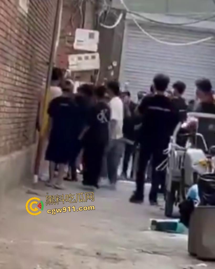 河北廊坊霸州胜芳镇,未成年围殴白衣受害者!小霸王拳脚如雨点狂砸,围观群众起哄拍摄嘲讽“奖励你的”!