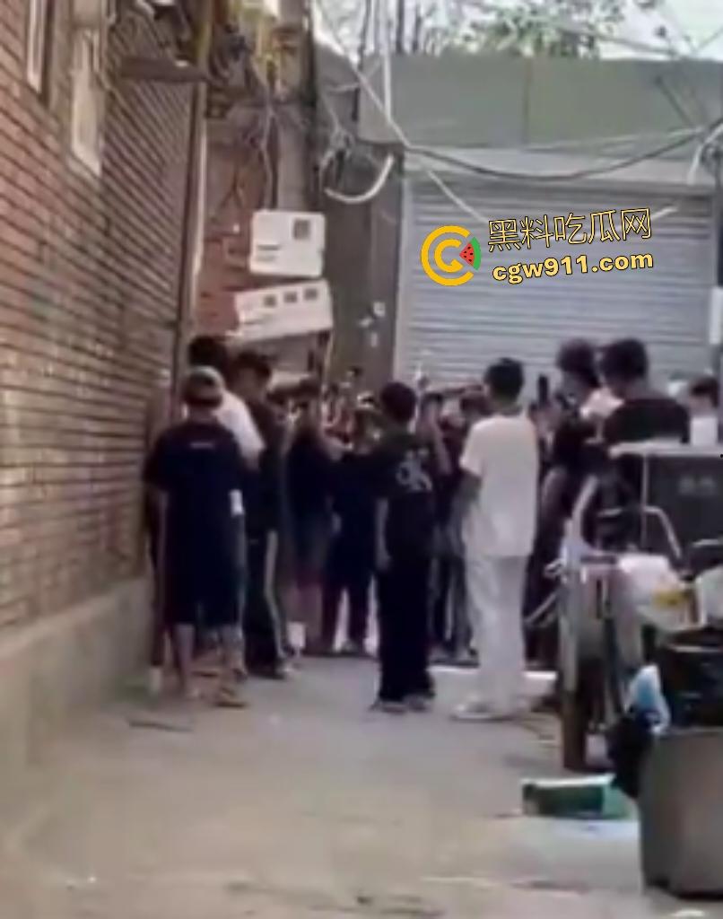 河北廊坊霸州胜芳镇,未成年围殴白衣受害者!小霸王拳脚如雨点狂砸,围观群众起哄拍摄嘲讽“奖励你的”!