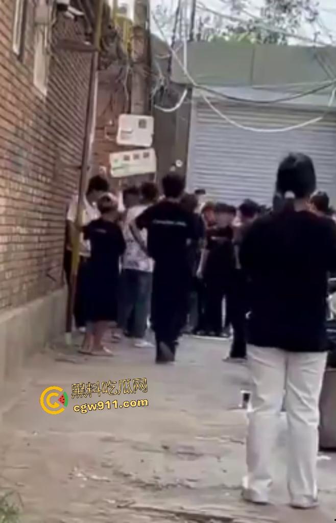 河北廊坊霸州胜芳镇,未成年围殴白衣受害者!小霸王拳脚如雨点狂砸,围观群众起哄拍摄嘲讽“奖励你的”!