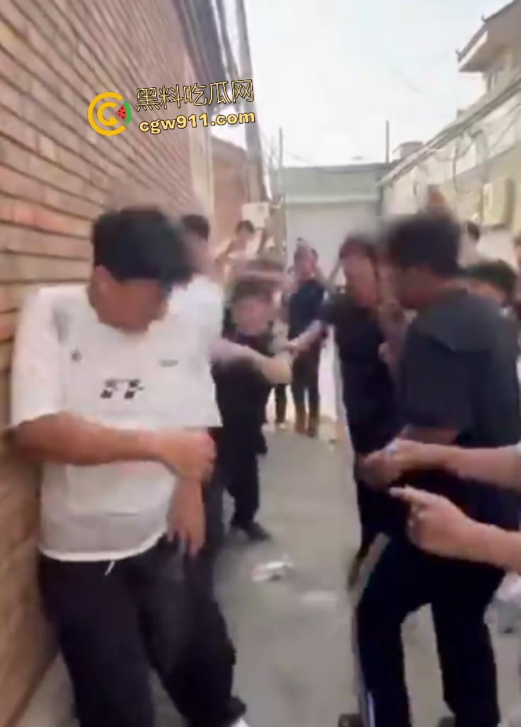 河北廊坊霸州胜芳镇,未成年围殴白衣受害者!小霸王拳脚如雨点狂砸,围观群众起哄拍摄嘲讽“奖励你的”!