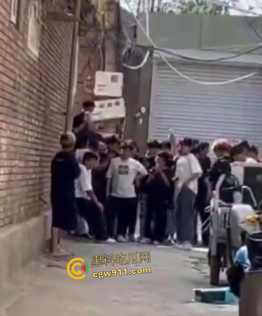 河北廊坊霸州胜芳镇,未成年围殴白衣受害者!小霸王拳脚如雨点狂砸,围观群众起哄拍摄嘲讽“奖励你的”!